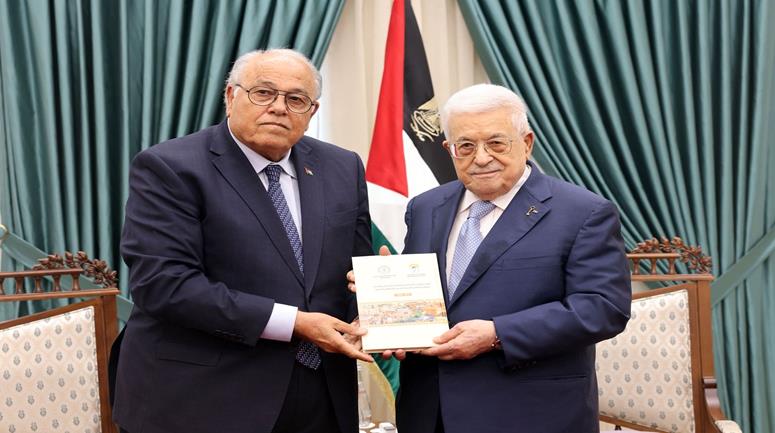 الرئيس محمود عباس يتسلم التقرير السنوي للجنة الوطنية الفلسطينية للتربية والثقافة والعلوم للعام 2025